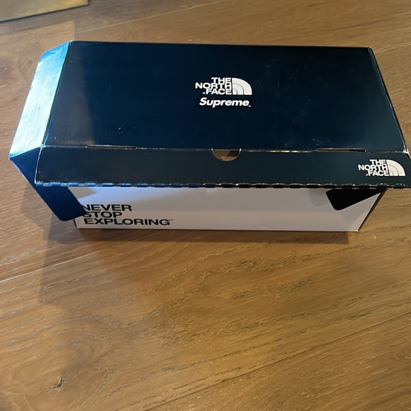 SUPREME THE NORTH FACE black slides size 9 men’s with tags, box & supreme bag - Picture 8 of 9